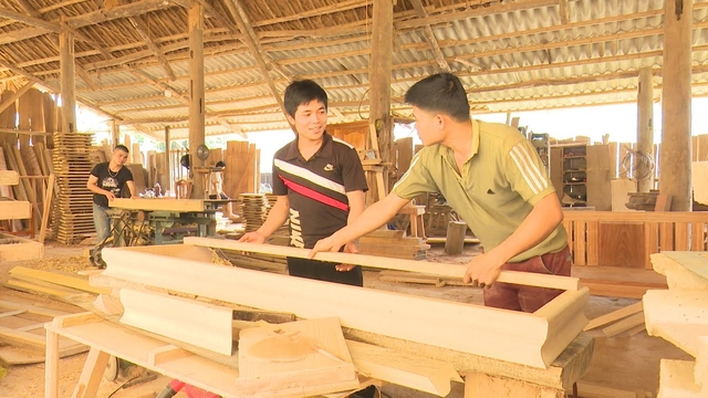 Phổ thông lần đầu, Cao Hùng, Nội thất gỗ-xây dựng, 9 người, Tăng ca, Lương tốt, Có người Việt, Đơn truyền thống